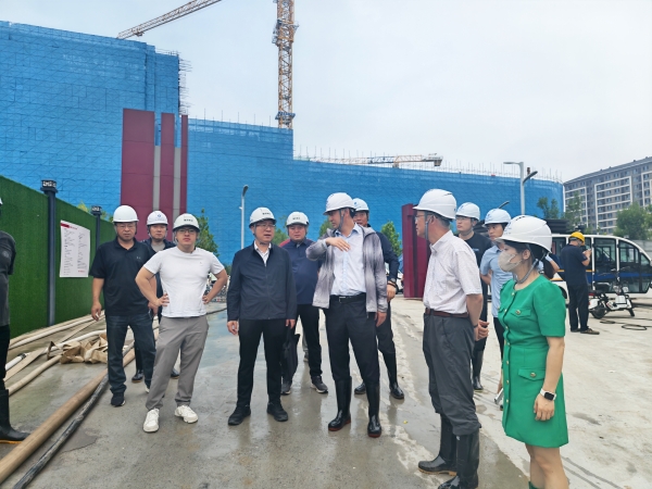 7月10日早上800,常务副总指挥刘伟现场部署排涝工作. 7月10日早上800,常务副总指挥刘伟现场部署排涝工作.